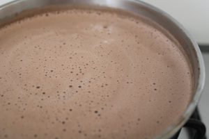 Chocolademelk opwarmen in een pannetje